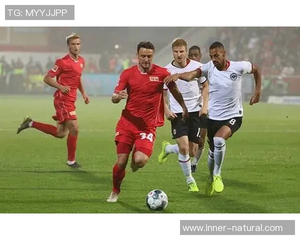 德甲焦点战：里昂与巴黎圣日耳曼激战成和引发全场热议