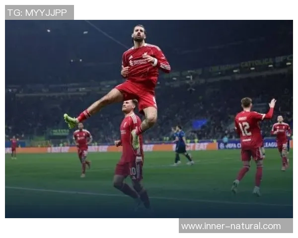 欧冠激战曼联大胜里昂帽子戏法引发争议判罚全场沸腾