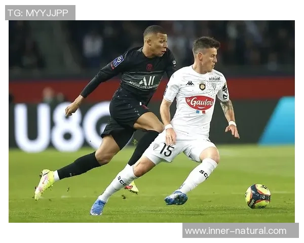 意甲大战尤文图斯狂胜巴黎圣日耳曼红牌事件引发全场热议与转会传闻